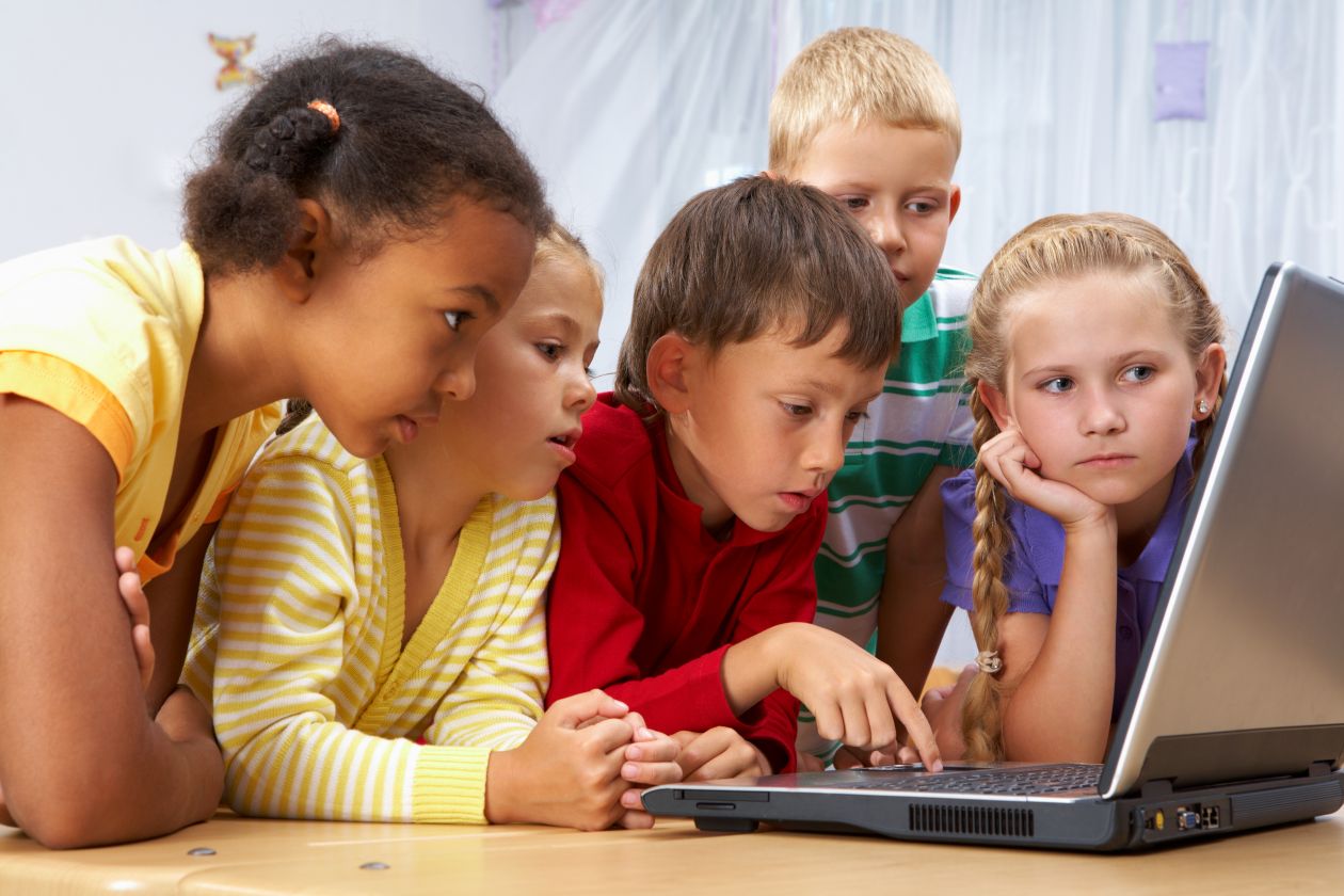 Kinder am Laptop